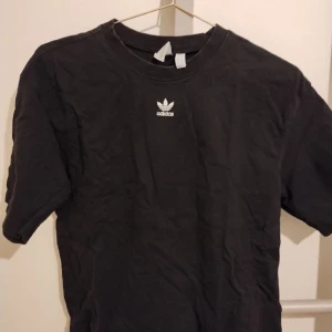 Adidas T-shirt - Aldrig använt. Köpt för 300kr men säljer för 90kr, pris kan diskuteras. Skriv vid frågor:)