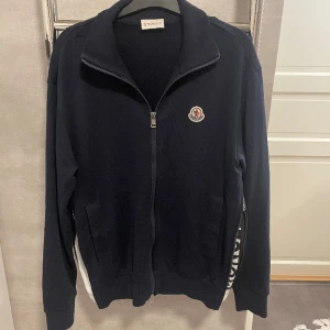 Moncler Zip Tröja - Säljer denna unika moncler tröja. Den är i storlek S, den är i riktigt bra skick! 