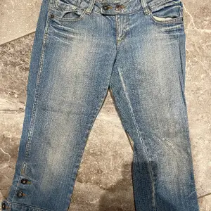 Kortbyxor jeans stl.36 från Only. Säljer pga stor garderobrensning. Kika gärna på mina andra annonser, säljer mycket. Samfraktar gärna:)