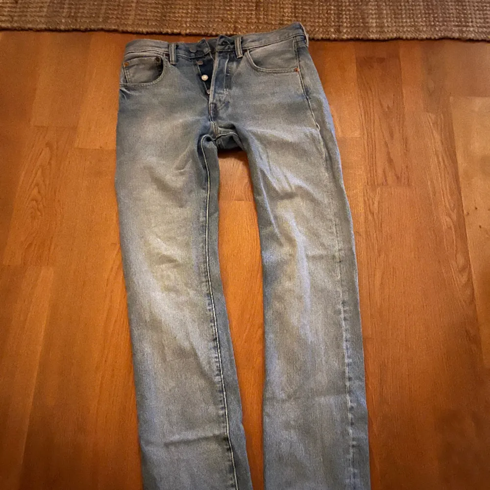 Hej! Säljer nu min snygga och eftertraktade 501 Levi’s jeans. Bra skick. 28/30. Jeans & Byxor.