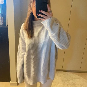 Stickad tröja  - Stickad ljusblå tröja 