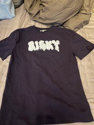 Risky universe kit storlek XS - Mörk blå risky universe set  Bra skick, säljer på grund av att jag inte längre använder de.  Ny pris 1000kr 