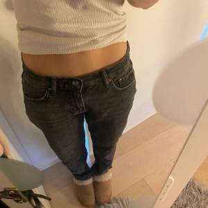 Ett par super fina svarta low waist straight jeans från Gina Tricot som tyvärr inte kommer till användning i storlek 34. Köpa för 500 kr säljs för 300, pris går dock att diskuteras.   Jag är 172 och de sitter perfekt men funkar för längre och kortare