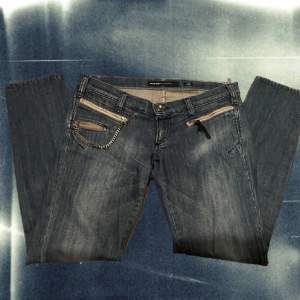 !! Bilderna är inte mina !! Säljer dessa vintage miss sixty jeans då den passade inte mig :( Jeansen är i fint skick! 44 rakt över midjan, 74 innerbensländ 🫡