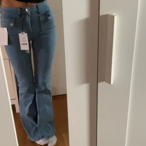 Bootcut jeans - Intressekoll på dessa slutsålda jeansen från NA-KD, normal midjehöjd och är superfina.