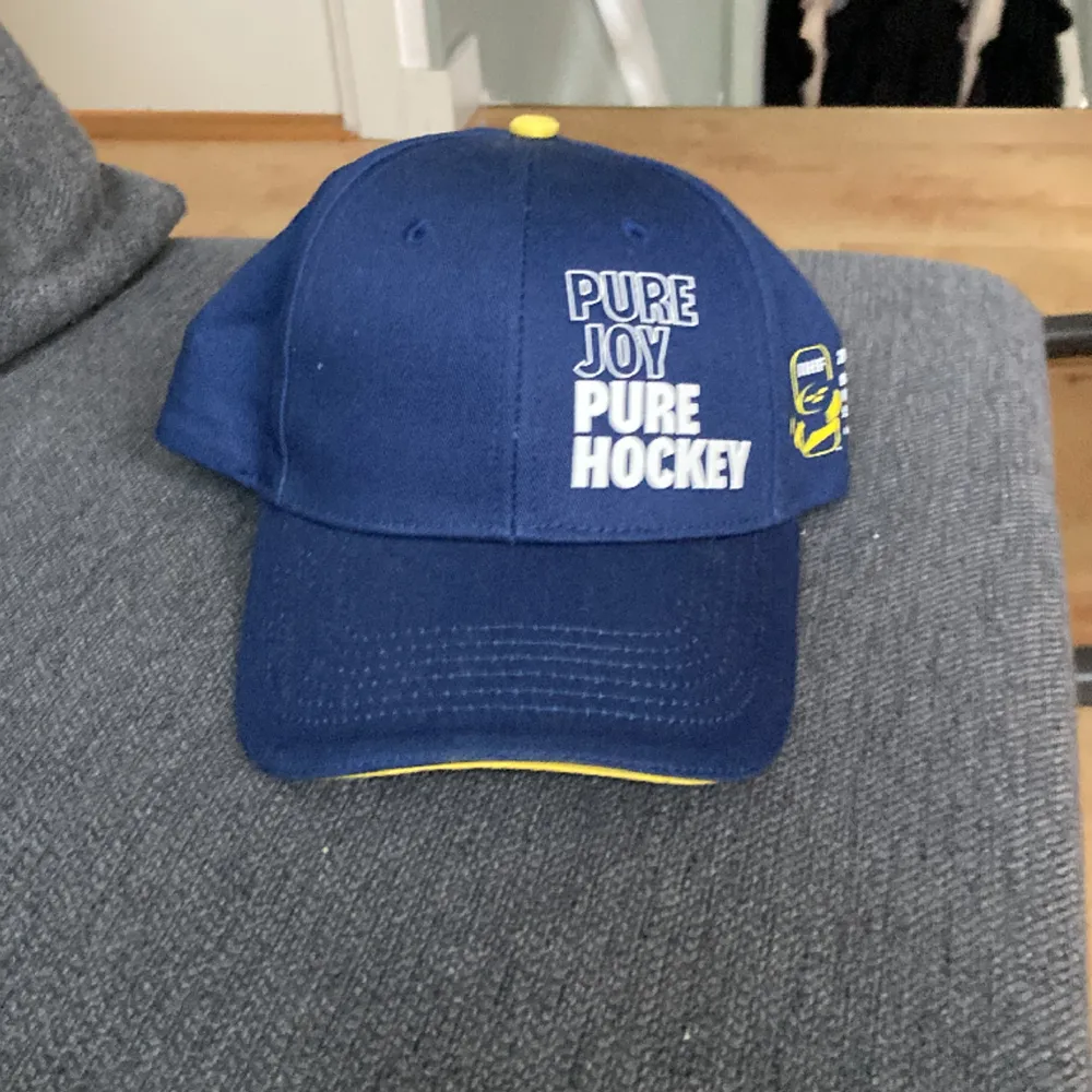 En JVM keps som jag  använde när Sverige kom till semi final i JVM . Accessoarer.