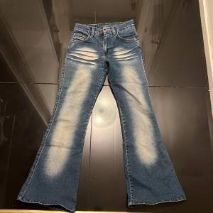 Ett par skit coola och unika vintage jeans som är helt nya. Passar alla olika stilar. Vill helst bli av med mina kläder så fort som möjligt. ( säljer dom helst idag) 190 snabb affär 
