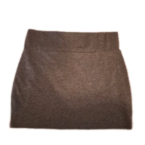 Minikjol i strechtyg - Minikjol med bred resår. Pris är diskuterbart. 😊 Vid funderingar skicka gärna pm. 💖