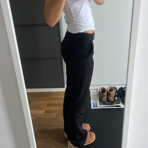 Svarta kostymbyxor  - Svarta kostymbyxor i modellen Vilma från bikbok!! I nyskick ☺️