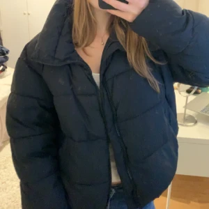 Kort dunjacka💓 - Jättefin kort dunjacka utan luva❣️ Säljs för att den inte används längre, kontakta mig för fler bilder, frågor och intresse!