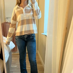 Tröja  - Säljer denna fina tröja från Carlings då den inte används. Har väldigt mycket kläder så rensar garderobens storlek XS men passar mig som har S. 