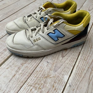 New balance 550 - Fint skick!! Låda ingår och jag köpte dem för 1550 kr på new balance hemsida.