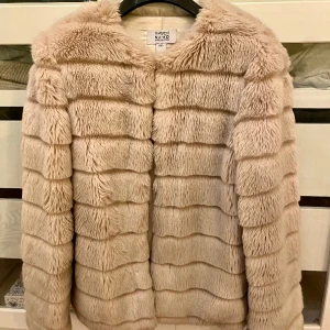 Rosa pälsjacka (Linn Ahlborg NAKD) - Säljer denna populära pälsjacka från Linn Ahlborgs kollektion med Nakd! Obs! Innertyget har spruckit vid ena armhålan (ej yttertyget), men kan nog lätt lagas ⭐️💛🐰