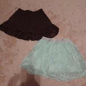 Två jättefina kjolar i storlek 134-140 - Säljer dessa två jättefina kjolar i storlek 134-140 i nyskick. Den ena är från Kappahl och den andra tror jag är från Lindex. 80 kr för båda elr 50 st. Köparen står för frakten och jag ansvarar ej för postens slarv. Bara att höra av er vid frågor (: