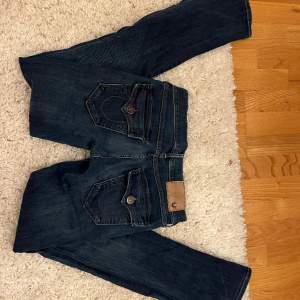 Super snygga Lågmidjade true religion jeans. Blandning av straight/utsvängda. Storlek 26. Säljer pågrund av att de ej används 
