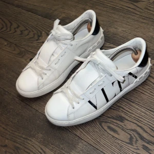 Valentino open - Säljer mina Valentino skor i storlek 41.5 som självklart är äkta, har box och dustbags. Tar även byten. Inga stora defekter alls och skulle nog säga 9/10 condition. Köpare betalar frakt eller möts upp i stockholm. Obs Priset är inte hugget i sten! 