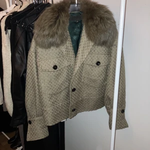 Meotine jacka - Meotine jacka i väldigt bra skick, storlek s/m.  Kom med pris förslag! 