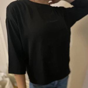 Svart blus  - Svart blus med liten ficka på toppen