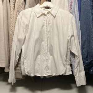 Randig skjorta - Vit randig skjorta med struktur som ränderna. Lite kort och boxig men så snygg och perfekt uppklädd. 
