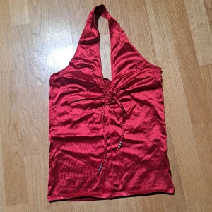 Röd halter topp - Röd halter topp. Köpt secondhand, men var för liten så den är knappt använd.