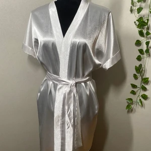 Silkes morgonrock - Silkes morgonrock i vit färg. Denna morgonrocken har använts MAX 2 gånger fortfarande som ny. Den andra gråa morgonrocken är aldrig använd