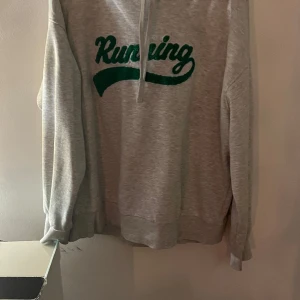 Grå hoddie - En grå hoddie från H&M  Storlek M Skriv för fler bilder