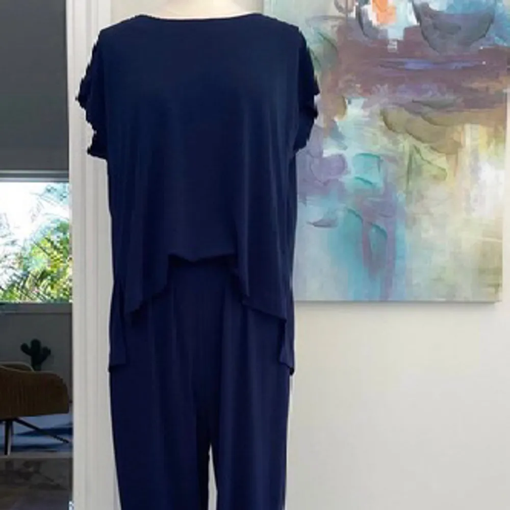 Marinblå jumpsuit i mjukt stretchigt tyg från by Malene Birger, storlek XS. Fickor i fram. Väldigt bra skick. Nypris 2300kr.. Toppar.