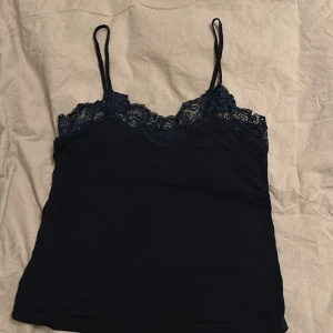 Marinblått linne - Linne från Bikbok i bra skick 