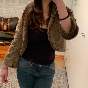 Pälsjacka  - Supe snygg pälsiga jacka från Vero Moda - aldrig använd 🥰💕 