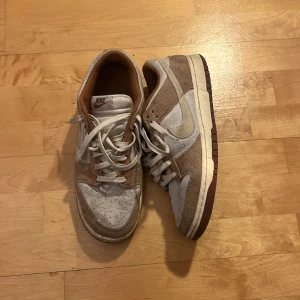 Dunks curry - Köpte dessa för ett år sedan begagnade för 2000 kr, dock jag jag ej fått någon användning av dom och vill därför sälja.  Skick 7/10 bara lite slipad undersula 