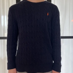 Ralph Lauren Cable knitt  - En riktig fet Ralph Lauren cable knitt tröja perfekt till din garderob! Använd fåtal gånger. Pris kan diskuteras i snabb affär.