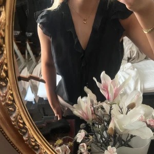 Blus med volanger  - Fin blus med volanger, bra skick och bra kvalitet! 