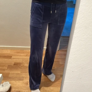 Juicy byxor - Juicy byxor i storlek xs i mörkblå ( inte den mörkaste). Säljer pga av att jag aldrig använder de. Den är lite använd och tvättad kanske 4 gånger och har en liten fläck som jag inte testat att få bort så går säkert. Orginal pris: 1200kr 