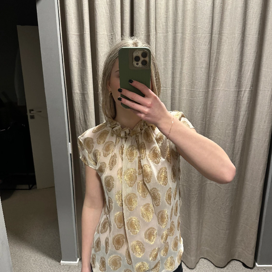 Guldig blus från Day!