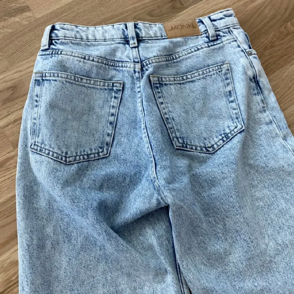 Ett par jeans från monki. Inga defekter då de knappt vart använda. Skriv privat för mer info😊❤️. Jeans & Byxor.