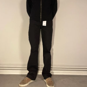 Woodbird - 27.Hej! Säljer nu dessa helt nya Woodbird jeans. Modellen är 184cm Nypris 899