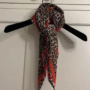 Jättefin scarf i leopardmönster! Supersnygg att knyta o bära till tex kavaj. Ett litet stygn på ett ställe men inget som syns när man har den på sig🐆🧣