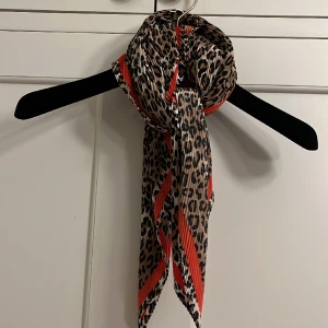 Scarf i Leopardmönster - Jättefin scarf i leopardmönster! Supersnygg att knyta o bära till tex kavaj. Ett litet stygn på ett ställe men inget som syns när man har den på sig🐆🧣