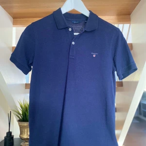 Gant pike  - Säljer denna snygga marinblåa gant piken i storlek 158/164 (13-14 år). nypris 600kr mitt pris 129kr Passa på medans det är fri frakt! ☄️