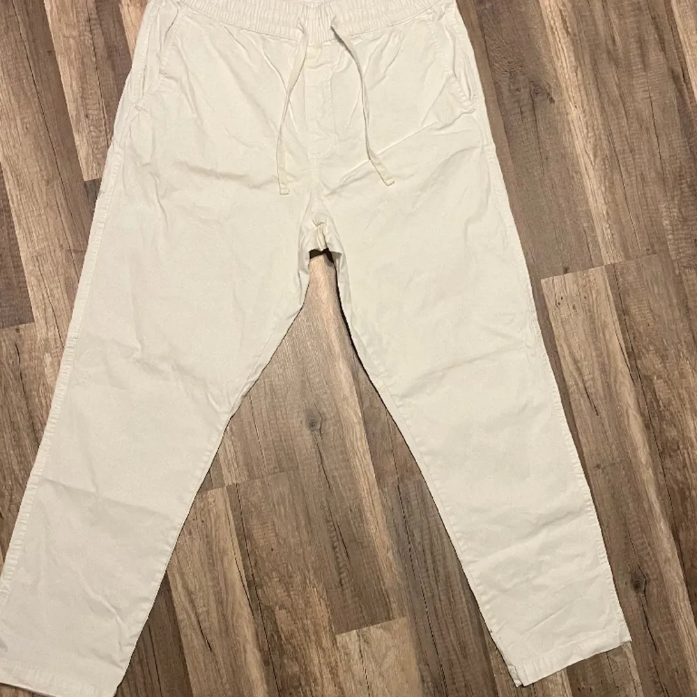 Säljer dessa Off white zara byxorna i storlek M då det ej används. . Jeans & Byxor.