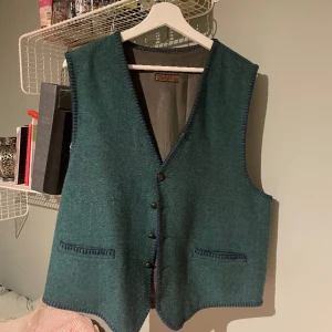 Väst Grön - Grön Väst som är liiite varmare. Passar perfekt under jackan eller till våren med en tröja under! Strl vet jag inte men skulle säga från S-L beroende på hur man vill att den ska sitta🤍
