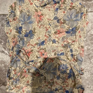 Topp stl.S - Jättefin blommig och sommrig topp i storlek S från Hm. Står att det är storlek 44, men håller inte alls med. Säljer pga stor garderobrensning. Kika gärna på mina andra annonser, säljer mycket. Samfraktar gärna:) 