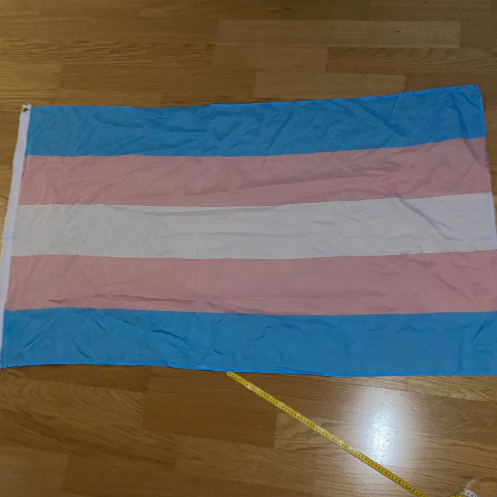 150 cm pride trans flagga  Lite skrynklig eftersom jag inte strykt den, men den är i bra form, blir rak så länge du stryker den :). Övrigt.