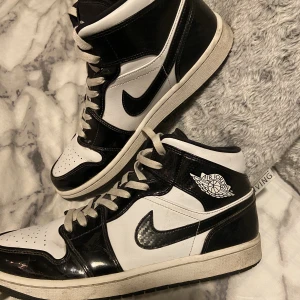 Air Jordan 1 - Air Jordan 1 Mid SE All Star Carbon Fiber. De är i använt skick med inga skador, smuts kan tvättas bort lätt! (Äkta skor, QR kod finns inne) skriv för mer bilder eller funderingar:)