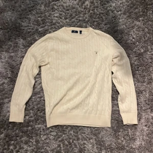 Tröja från Gant - Köpt för ett par år sedan, säljer för att den inte kommit till användning. Perfekt skick, inga defekter 🤩  Nypris: 1000kr