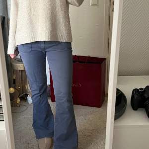 Lila Lågmidjade bootcut jeans, Såå snygga! 44cm i midjemått och 80cm i innerbenslängd, har vanligt vis 38 och är 170cm lång❤️