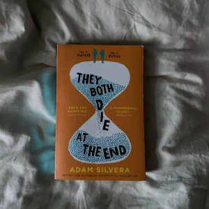 bok, they both die at the end - säljer denna superfina bok🫶🏼 skriven av adam silvera och i fint skick! Skriv om ni har frågor💐