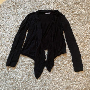 Kofta  - Svart koft lite längre fram till så att man kan göra en Knut om man vill🖤