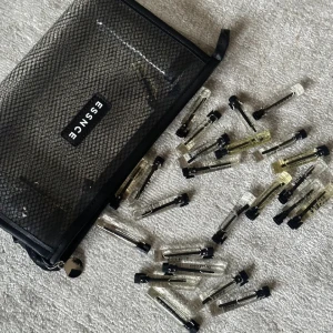 Essnce necessär  - Säljer Essnce necessären i den lilla storleken. Helt ny med plasten kvar💗