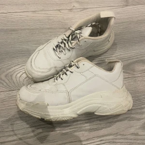 Vita sneakers - Jättefina vita sneakers, men har tyvärr för många🙈